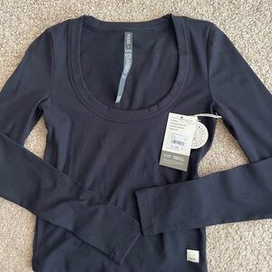 nwt vuori long sleeve pose scoop tee